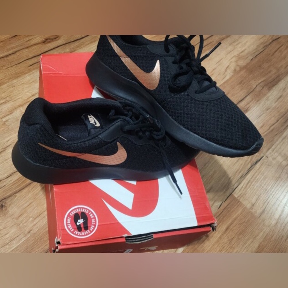 Never been worn. Woman’s nike size 12